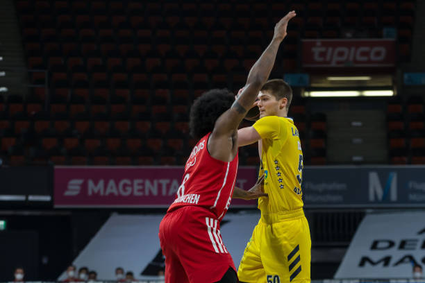 又能凭借出 又能凭借出