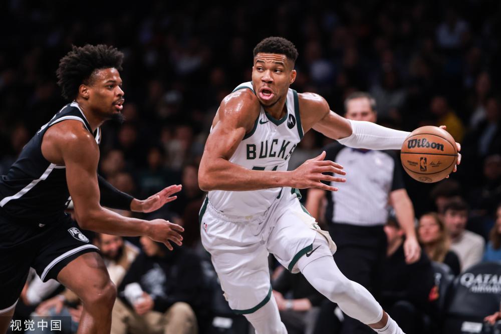 荣耀时刻，亚马尔领取西甲8月最佳U23球员奖杯