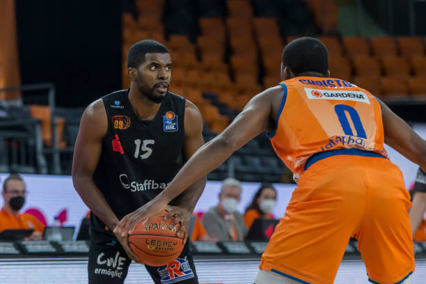 一场比一场差！前鹈鹕独行侠内线在意大利队的表现令人非常失望？